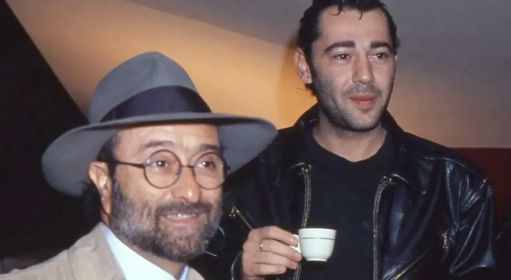 Lucio Dalla e Luca Carboni insieme in un momento informale, ritratto iconico della musica italiana anni '90
