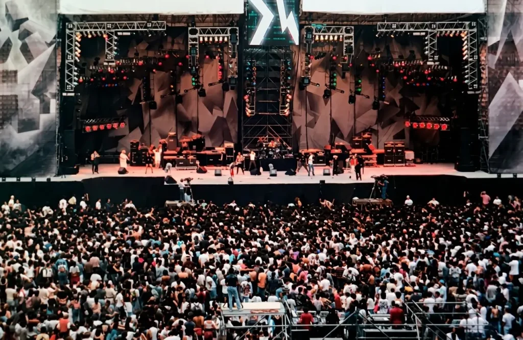 Palco e scenografia del concerto di Vasco Rossi a San Siro nel luglio 1995, con la folla sotto il palco
