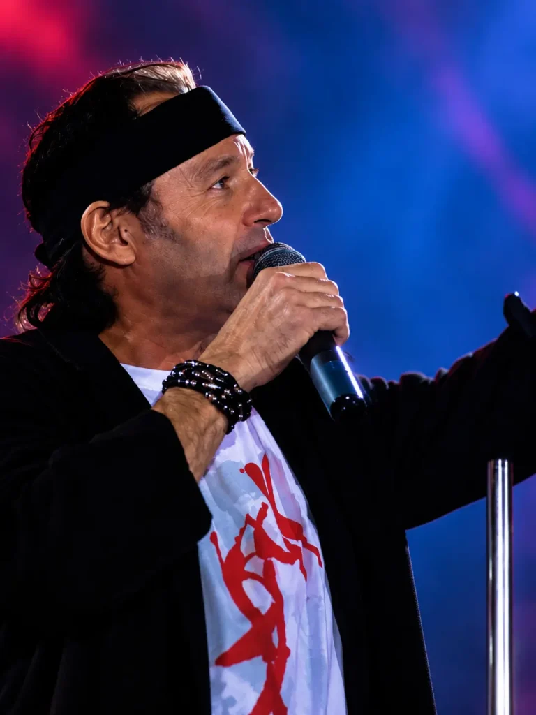Vasco Rossi con microfono in mano sul palco di San Siro